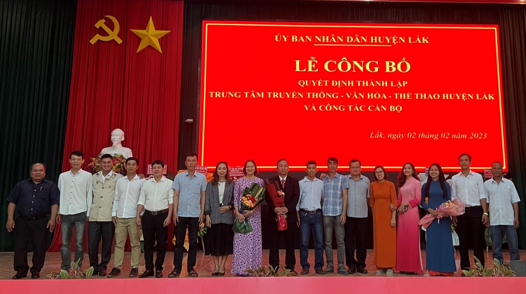 Cán bộ, viên chức, người lao động Trung tâm Truyền thông - Văn hóa - Thể thao huyện Lắk chụp hình tại buổi Lễ thành lập.