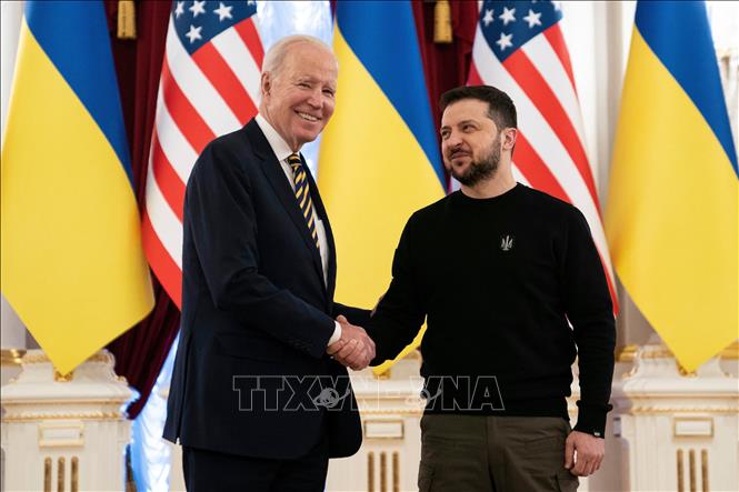 Tổng thống Ukraine Volodymyr Zelensky (phải) và Tổng thống Mỹ Joe Biden tại cuộc gặp ở Kiev ngày 20/2/2023. Ảnh: AFP/TTXVN