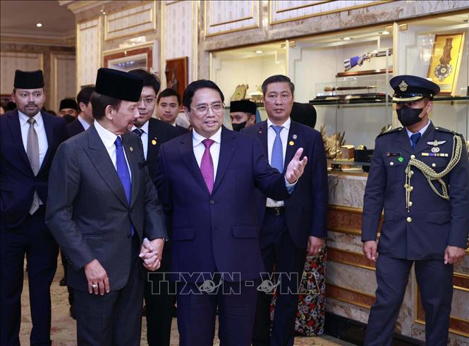 Quốc vương Hassanal Bolkiah đón Thủ tướng Phạm Minh Chính đến hội đàm. Ảnh: TTXVN