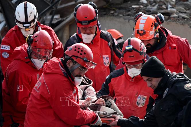 Lực lượng cứu hộ chuyển thi thể nạn nhân thiệt mạng sau trận động đất tại Kahramanmaras, Thổ Nhĩ Kỳ, ngày 7/2/2023. Ảnh: AFP/ TTXVN