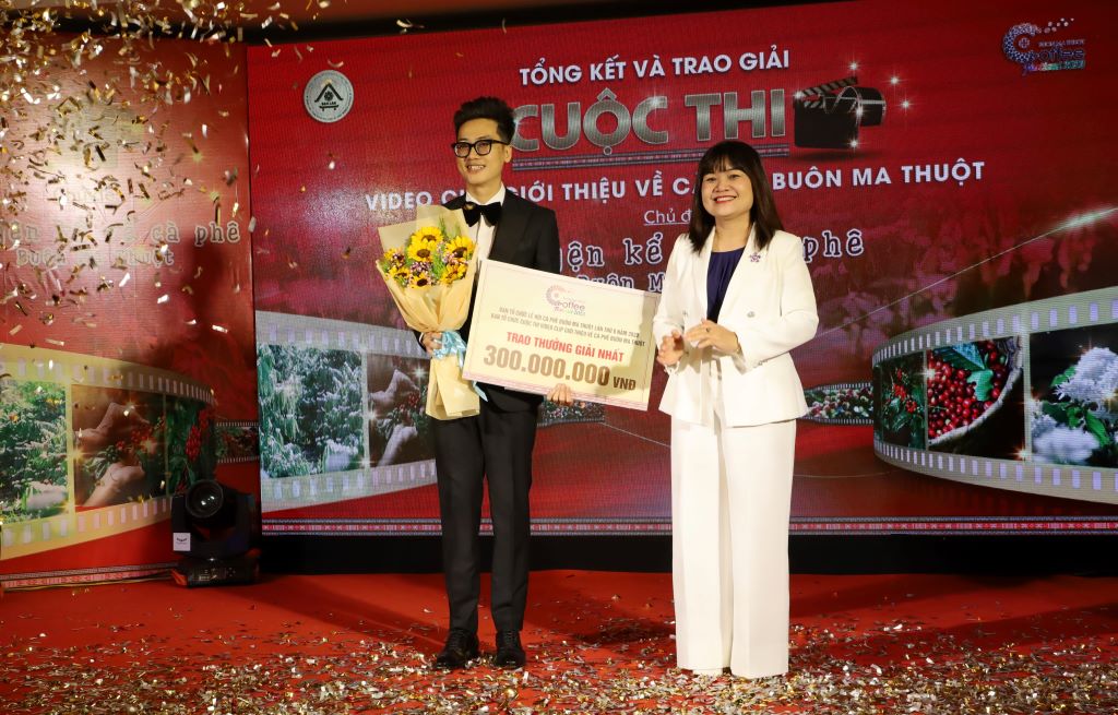 Phó Chủ tịch UBND tỉnh H’Yim Kđoh trao giải Nhất Cuộc thi Video clip giới thiệu về Cà phê Buôn Ma Thuột cho tác phẩm “Quê nhà – Hometown” của tác giả Trần Anh Đạt