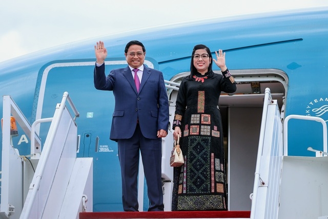Thủ tướng Phạm Minh Chính và Phu nhân cùng Đoàn đại biểu cấp cao Việt Nam tới Sân bay quốc tế Brunei (thủ đô Bandar Seri Begawan), bắt đầu chuyến thăm chính thức Brunei Darussalam - Ảnh: VGP