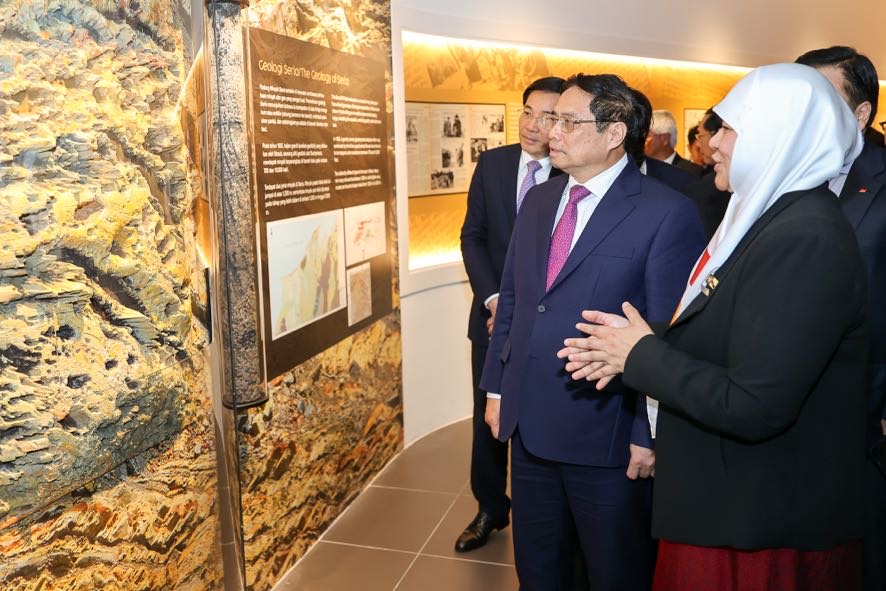 Thủ tướng tham quan triển lãm về khai thác năng lượng của Brunei - Ảnh: VGP