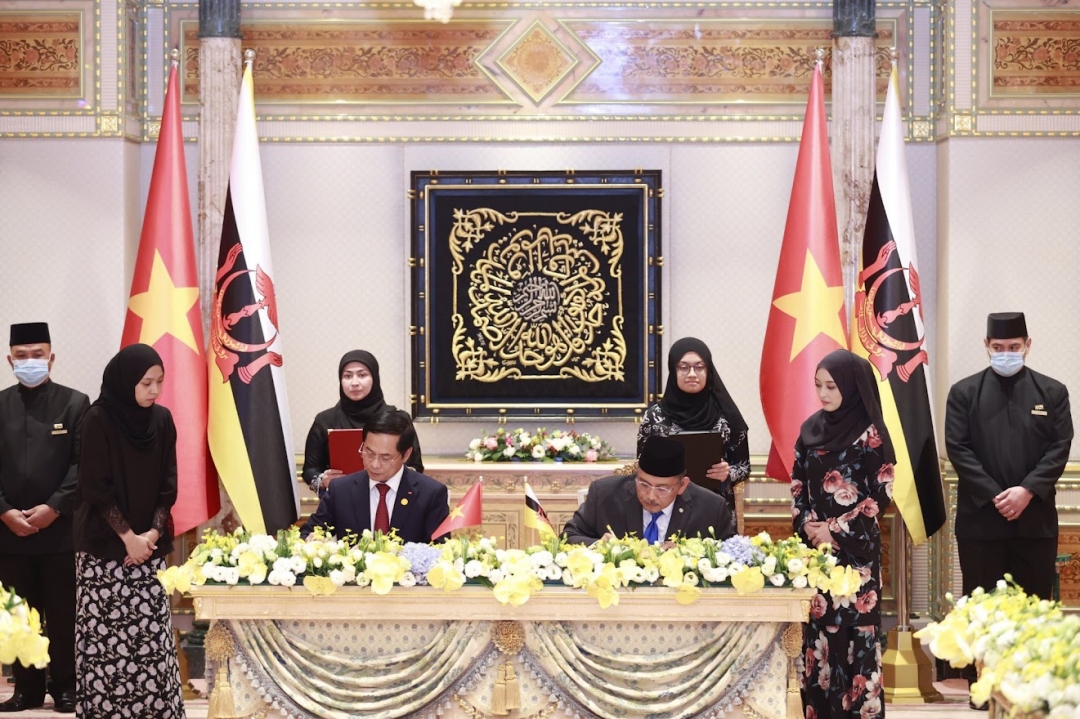 Lễ ký kết và trao đổi Chương trình hành động triển khai quan hệ Đối tác Toàn diện 2023-2027 và Công hàm trao đổi Thỏa thuận Miễn thị thực cho người mang hộ chiếu ngoại giao và hộ chiếu công vụ giữa Việt Nam và Brunei Darussalam - Ảnh: VGP