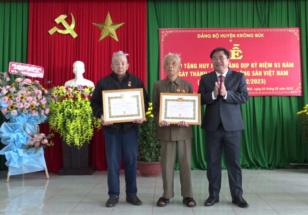 Phó Bí thư Thường trực Huyện ủy Nguyễn Quang Hùng trao Huy hiệu 75 năm tuổi Đảng tặng đảng viên.<br>