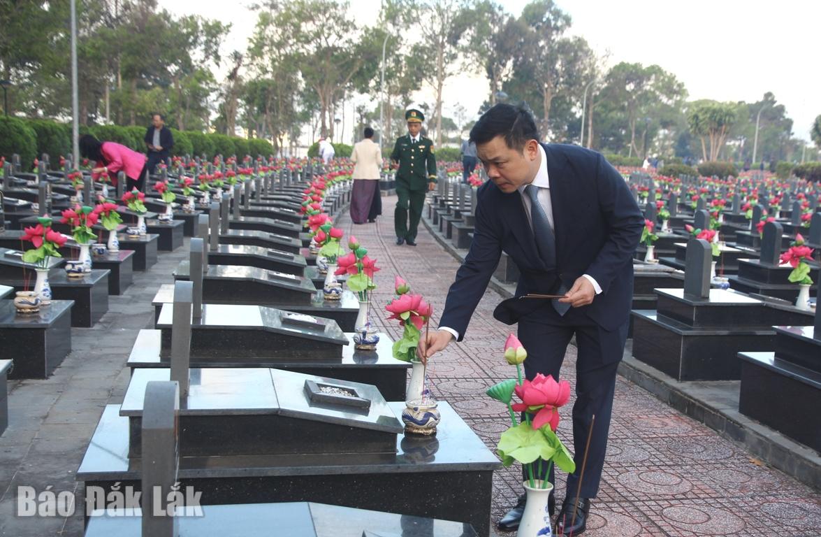 Ủy viên dự khuyết Ban Chấp hành Trung ương Đảng, Phó Bí thư Tỉnh ủy Đỗ Hữu Huy...