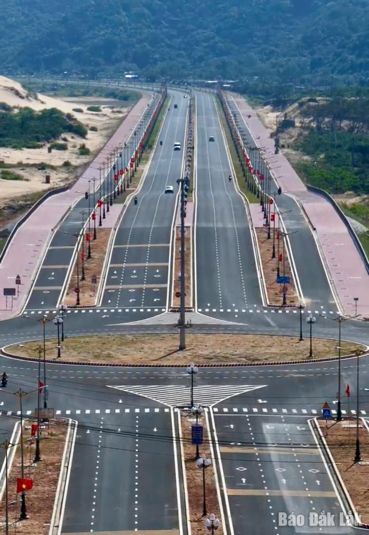 The route running along the South Phu Yen Economic Zone has been invested and developed.