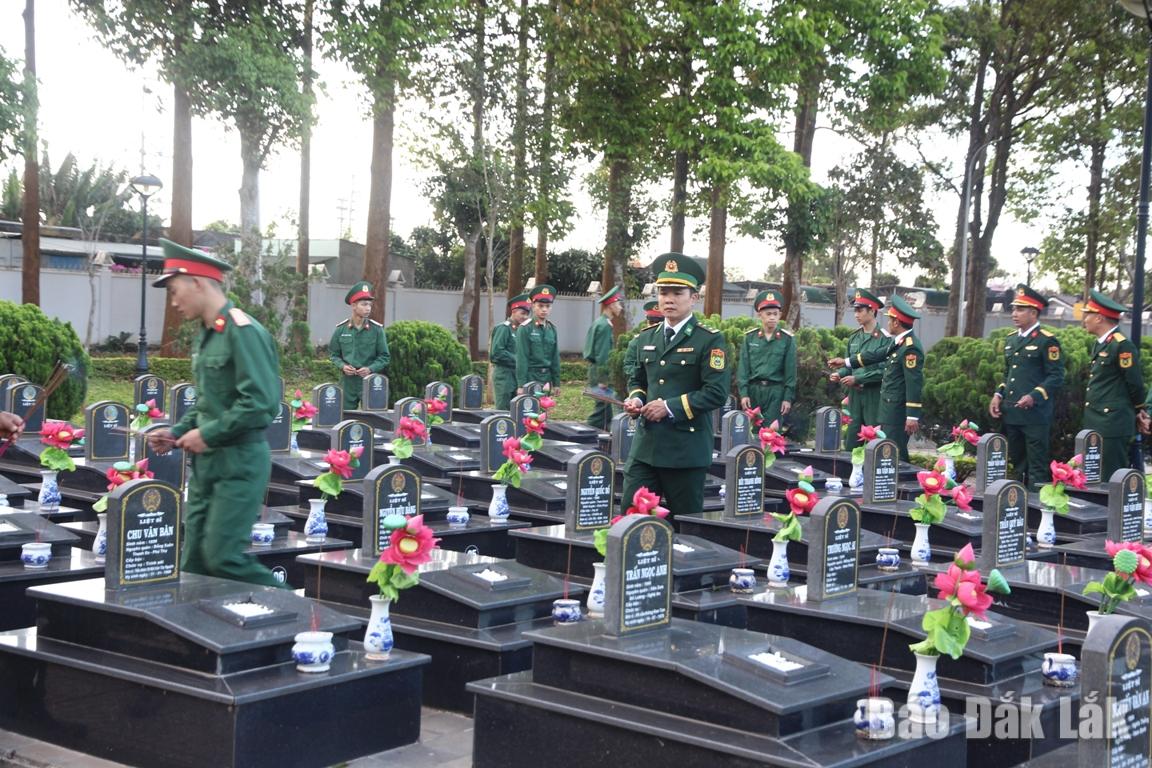 Các đại biểu thắp hương từng phần mộ liệt sĩ.