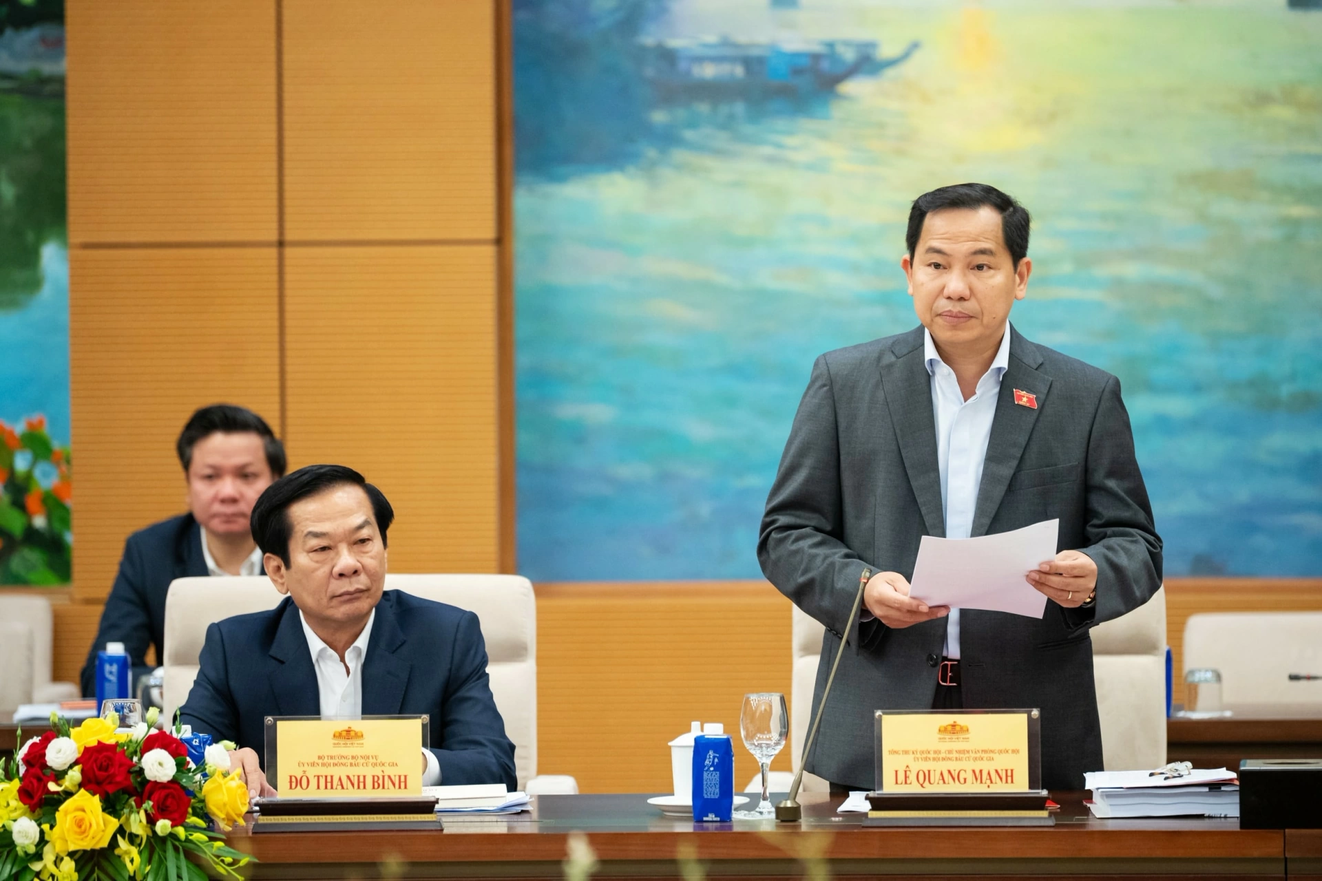Ủy viên Trung ương Đảng, Tổng Thư ký Quốc hội, Chủ nhiệm Văn phòng Quốc hội, Chánh Văn phòng Hội đồng Bầu cử quốc gia Lê Quang Mạnh trình bày báo cáo tại hội nghị. Ảnh: daibieunhandan.vn
