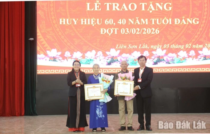 Đảng ủy xã Liên Sơn Lắk trao Huy hiệu Đảng tặng 3 đảng viên