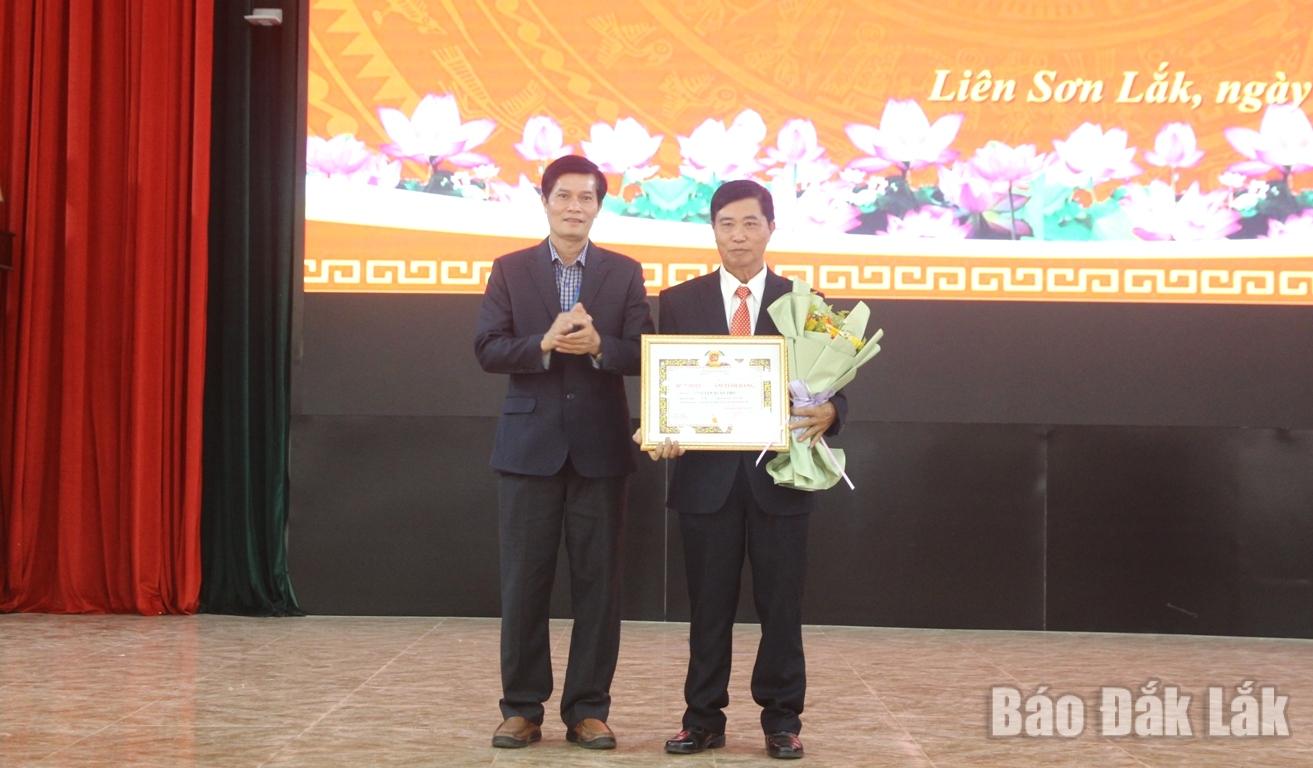 Đồng chí Nguyễn Anh Tú trao Huy hiệu 40 năm tuổi Đảng tặng đảng viên.