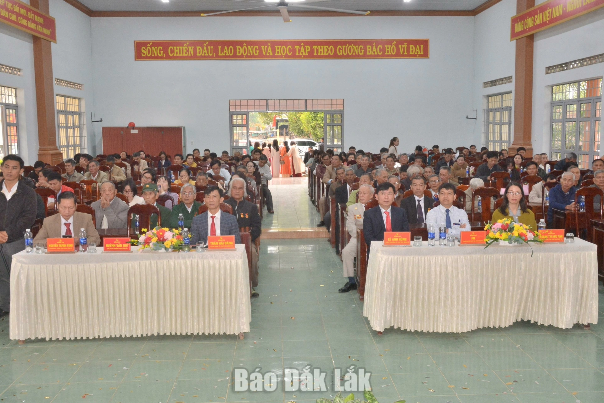 Đông đảo đảng viên tham dự buổi sinh hoạt chính trị.