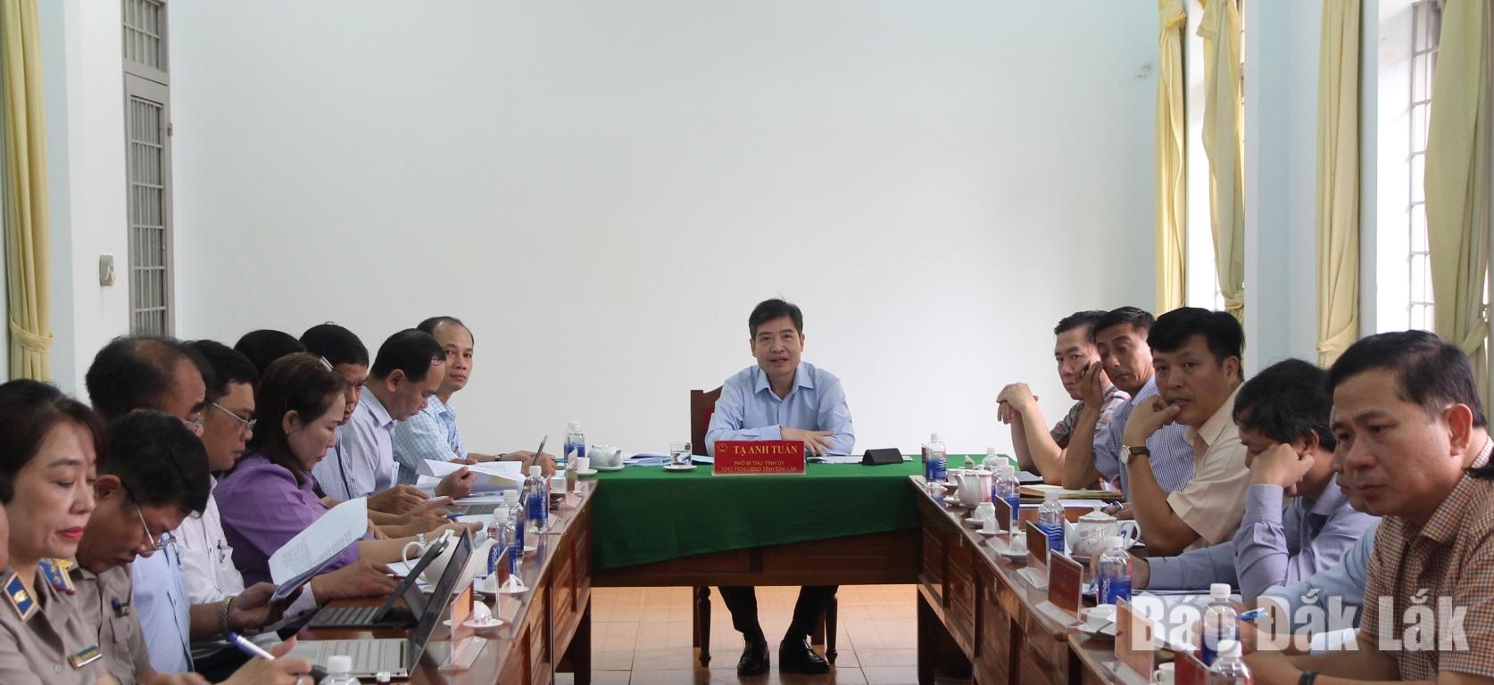 Phó Bí thư Tỉnh ủy, Chủ tịch UBND tỉnh Tạ Anh Tuấn chủ trì một buổi tiếp công dân định kỳ.