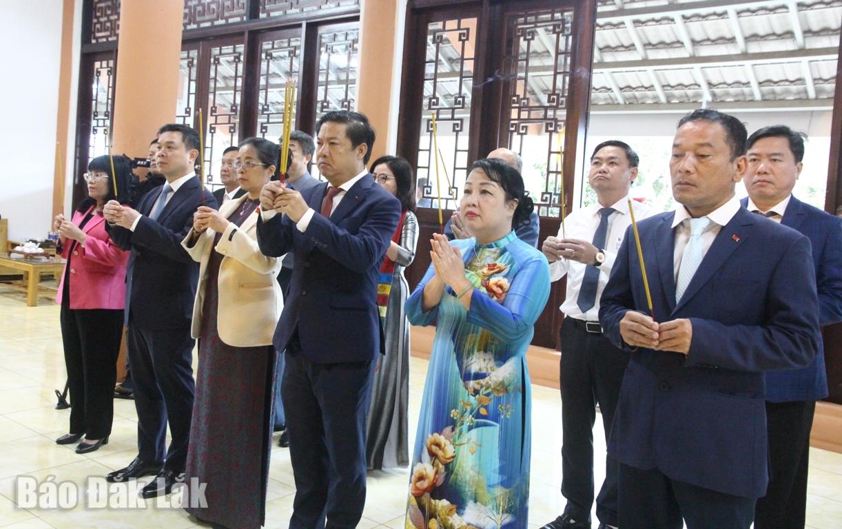 Các đồng chí lãnh đạo tỉnh dâng hương Chủ tịch Hồ Chí Minh, Đại tướng Võ Nguyên Giáp và các Anh hùng liệt sĩ tại Đền thờ liệt sĩ tỉnh.