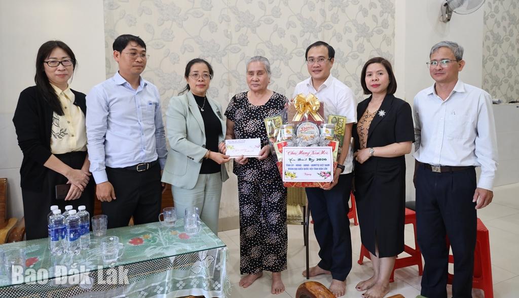 Phó Bí thư Tỉnh ủy Huỳnh Thị Chiến Hòa và lãnh đạo phường Tân Lập chúc Tết thương binh Lê Thị Hồng Vân.