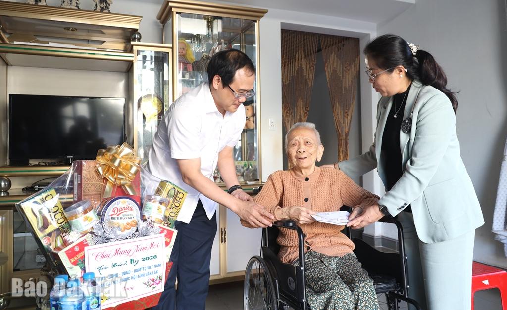 Phó Bí thư Tỉnh ủy Huỳnh Thị Chiến Hòa và Phó Bí thư Đảng ủy, Chủ tịch UBND phường Tân Lập Trần Đức Nhật thăm, chúc Tết, tặng quà Mẹ Việt Nam Anh hùng Tô Thị Chiểu (ở tổ dân phố 1A, phường Tân Lập).