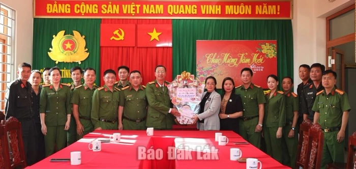 Phó Bí thư Tỉnh ủy Huỳnh Thị Chiến Hòa chúc Tết các đơn vị và cá nhân