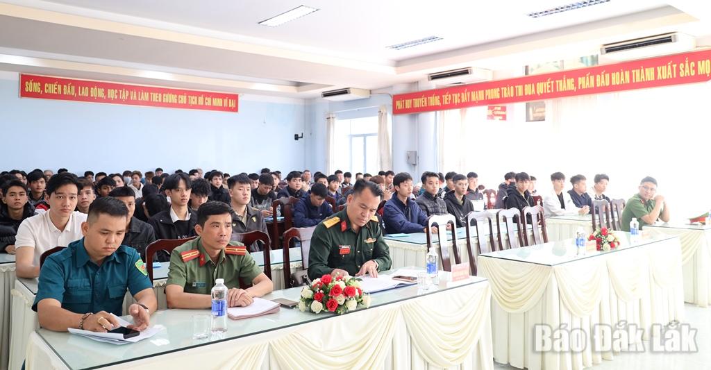 Các đại biểu và công dân được gọi nhập ngũ tham dự buổi trao quyết định.