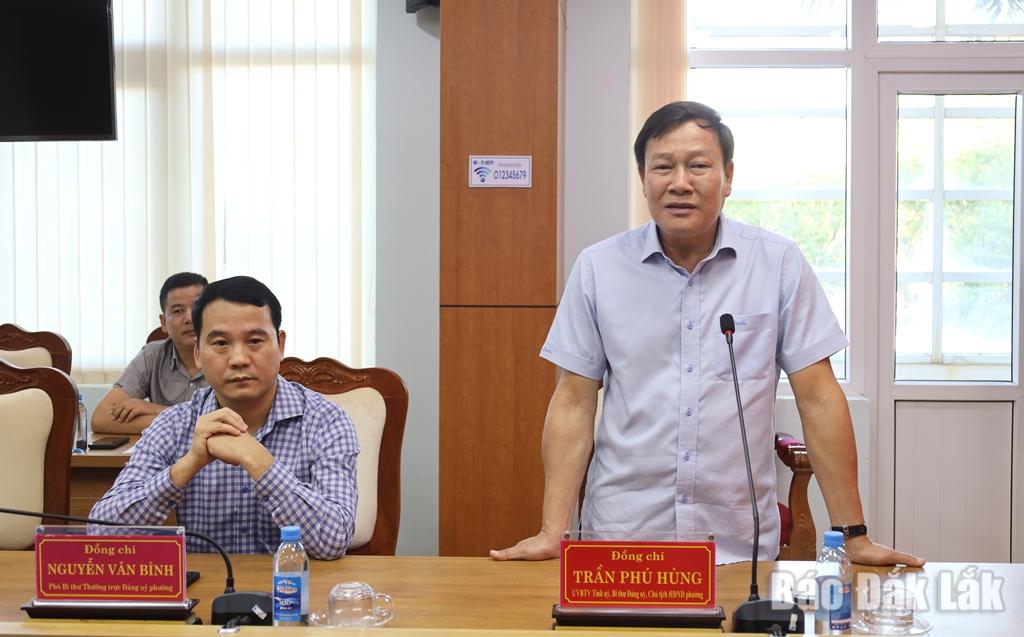Ủy viên Ban Thường vụ Tỉnh ủy, Bí thư Đảng ủy, Chủ tịch UBND phường Buôn Ma Thuột Trần Phú Hùng phát biểu tại buổi làm việc.