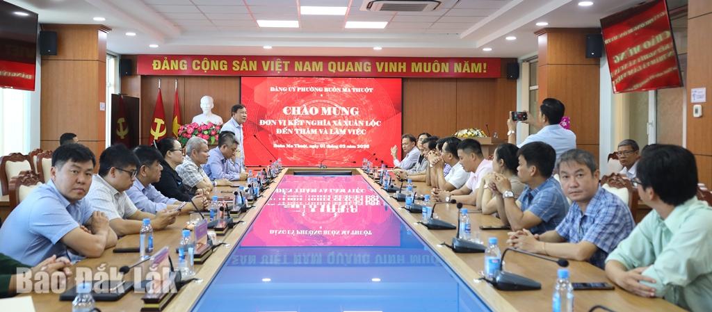 Các đại biểu tham dự buổi làm việc.