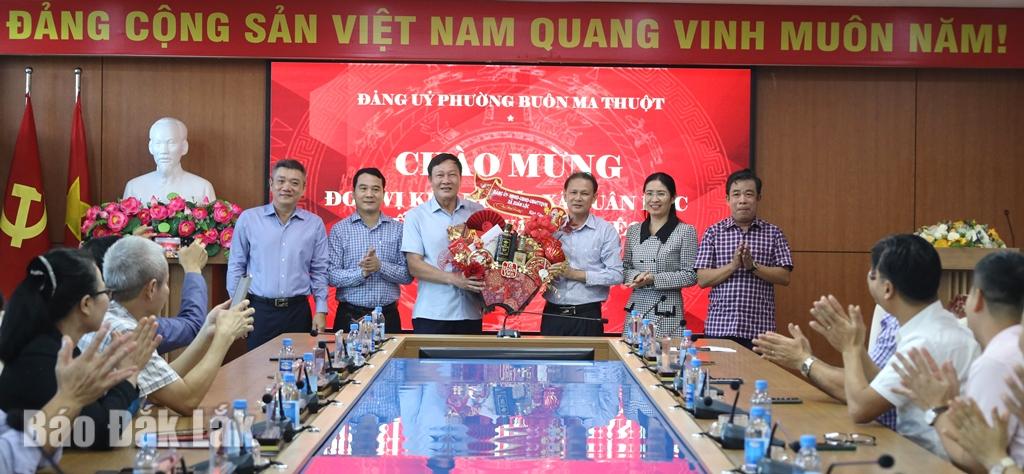 Lãnh đạo Đảng ủy xã Xuân Lộc tặng quà cho Đảng ủy phường Buôn Ma Thuột.