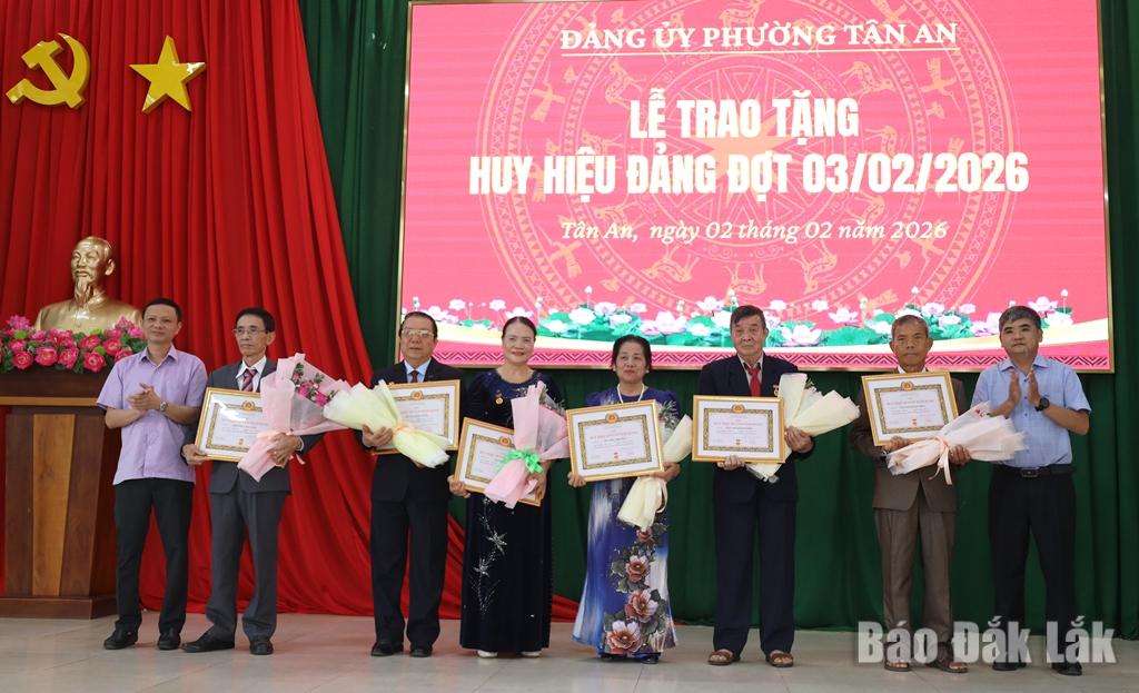 Thường trực Đảng ủy phường Tân An trao Huy hiệu 45 năm tuổi Đảng cho các đảng viên.