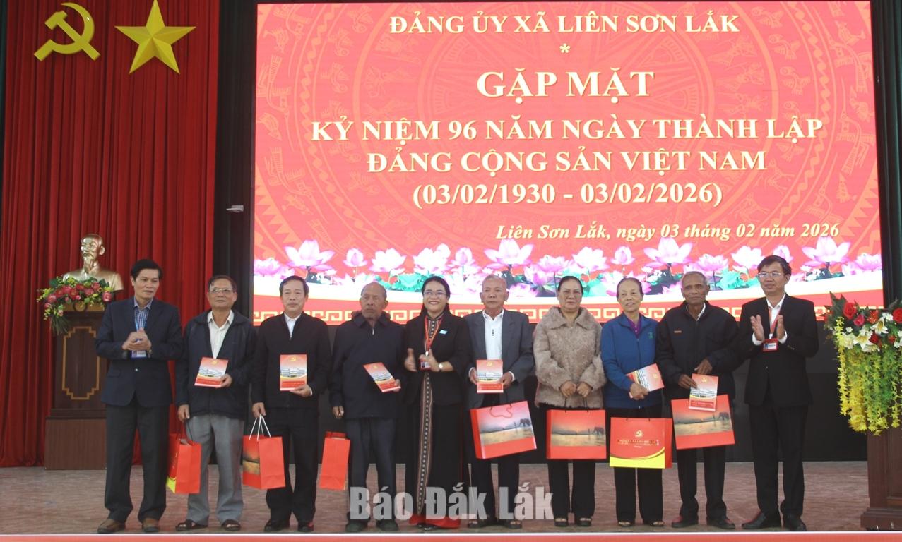 Thường trực Đảng ủy xã Liên Sơn Lắk trao quà tặng các đại biểu.