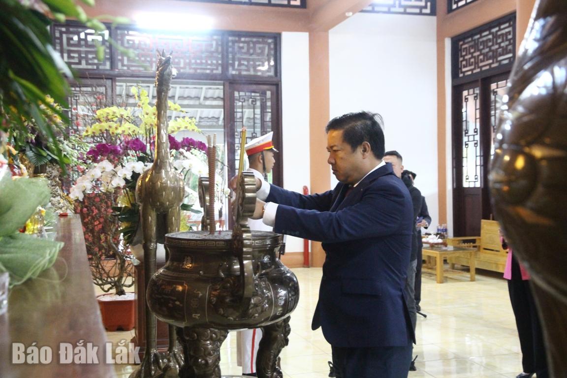 Đồng chí Lương Nguyễn Minh Triết, Ủy viên Ban Chấp hành Trung ương Đảng, Bí thư Tỉnh ủy dâng hương tại Đền thờ Liệt sĩ tỉnh.