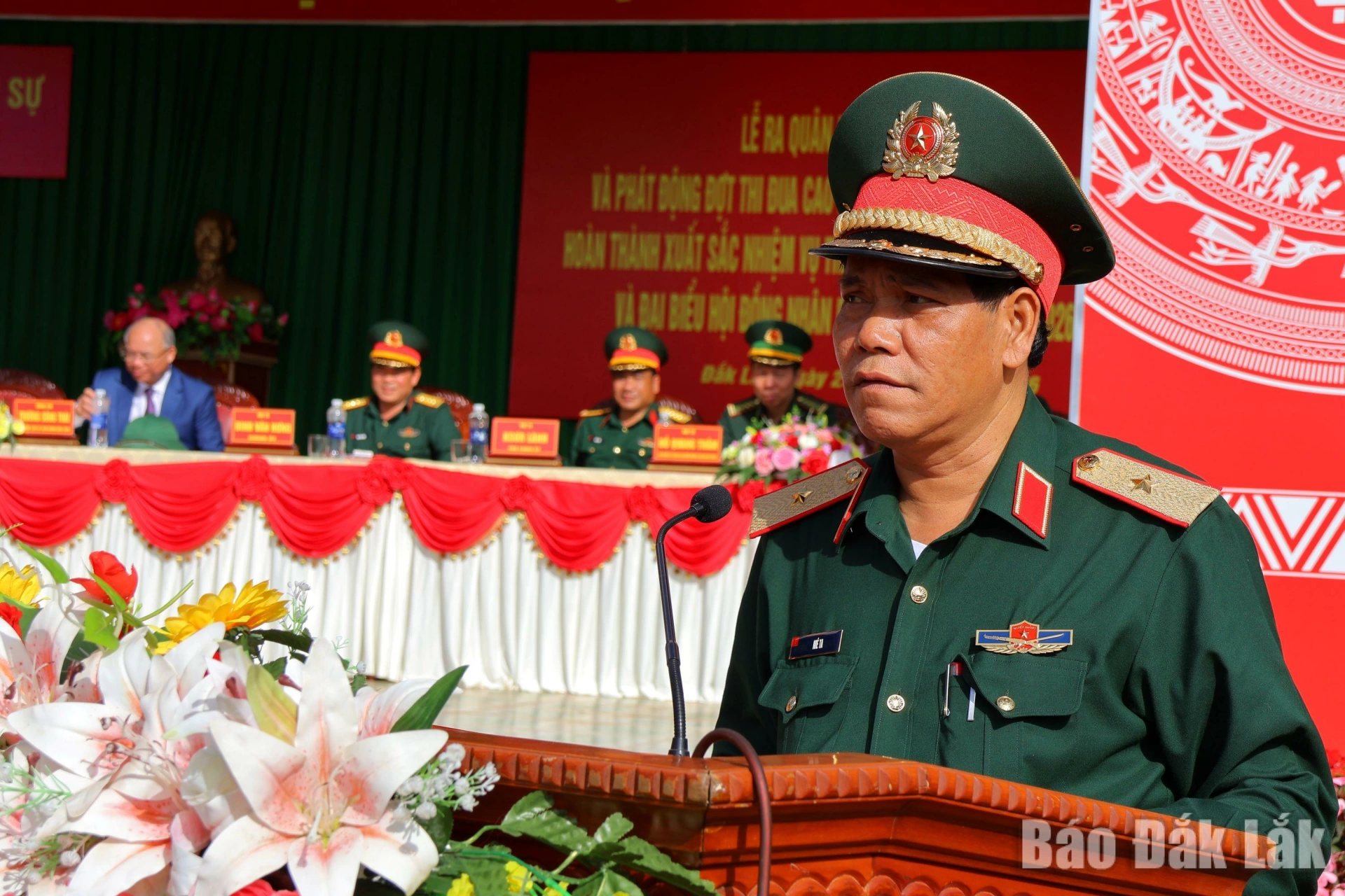 Thiếu tướng Niê Ta, Chỉ huy trưởng Bộ Chỉ huy Quân sự tỉnh phát biểu tại buổi lễ.