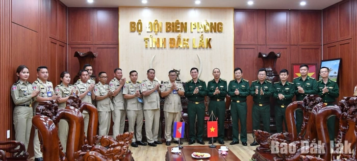 Ty Công an tỉnh Mondulkiri (Campuchia) chúc Tết Bộ đội Biên phòng tỉnh Đắk Lắk