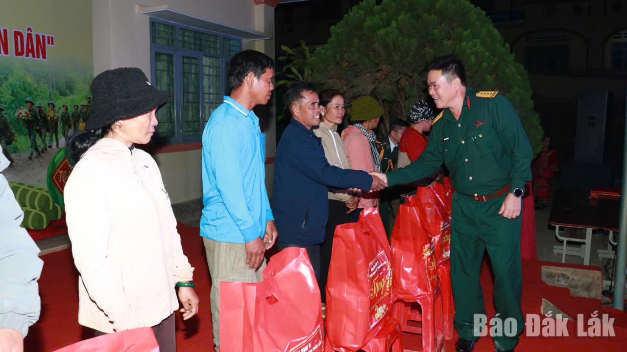 Đại tá Đinh Văn Hưng, Chính ủy Bộ Chỉ huy Quân sự tỉnh trao quà tặng các gia đình có hoàn cảnh khó khăn trên địa bàn.