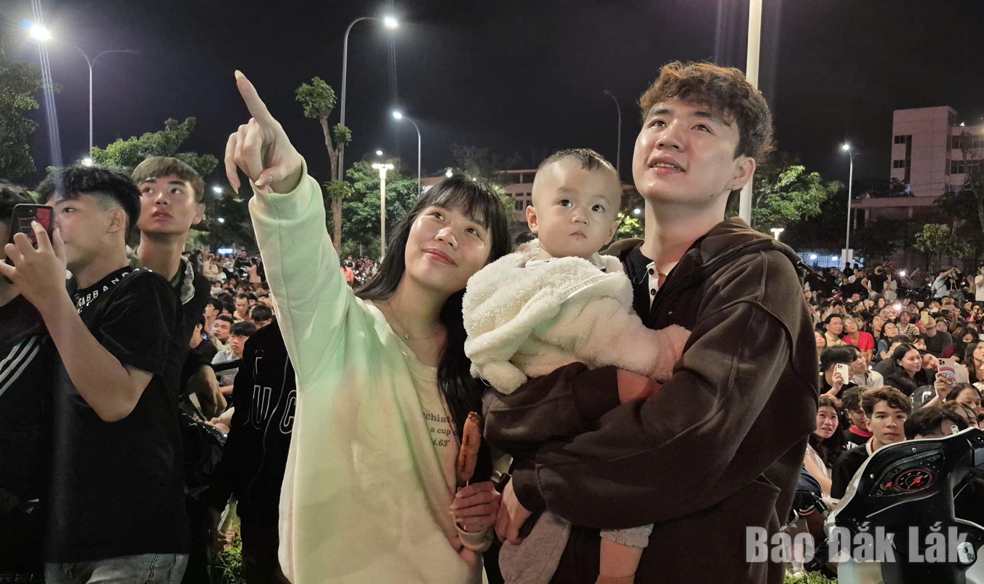 Một gia đình nhỏ bên cạnh nhau trong thời khắc bước sang năm mới.