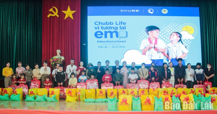 Hỗ trợ nhu yếu phẩm cho 100 trẻ em khó khăn vùng thiên tai xã Liên Sơn Lắk