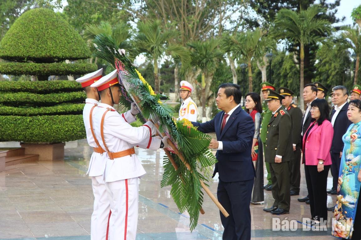 Đồng chí Lương Nguyễn Minh Triết chỉnh vòng hoa trước khi dâng lên các Anh hùng liệt sĩ.