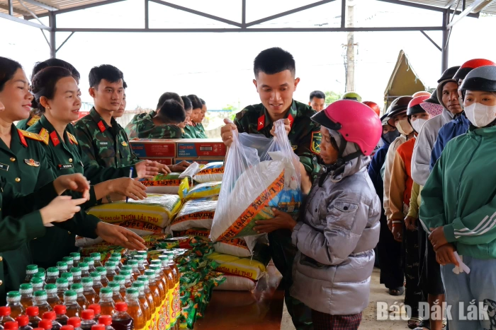 Tết thắm tình quân dân ở vùng sâu Yang Mao