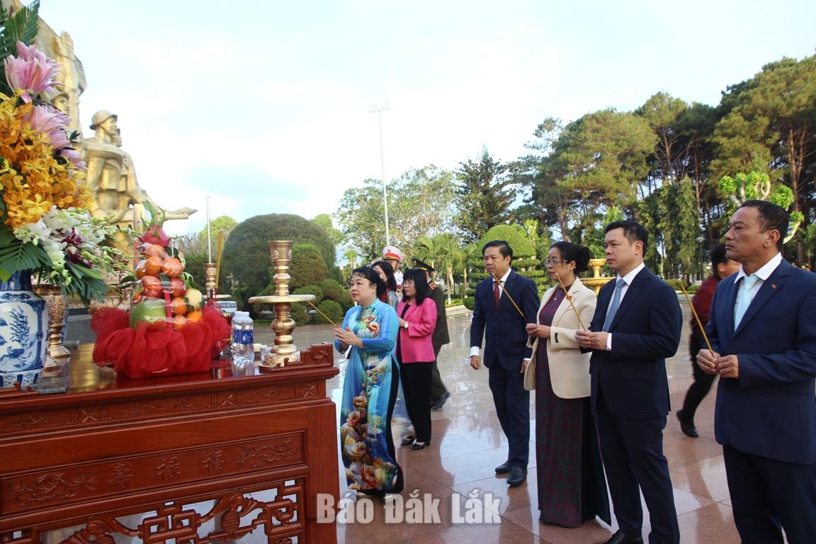 Các đồng chí lãnh đạo tỉnh dâng hương trước Tượng đài Tổ quốc ghi công.