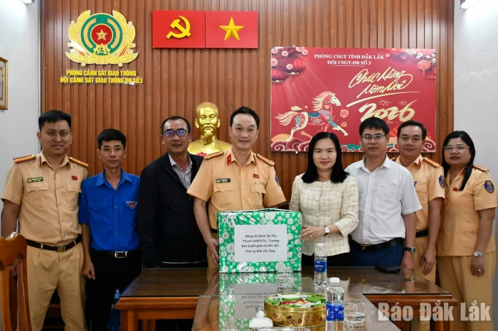 Trưởng Ban Tuyên giáo và Dân vận Tỉnh ủy Đinh Thị Thu Thanh thăm, động viên lực lượng cảnh sát giao thông làm nhiệm vụ trực Tết