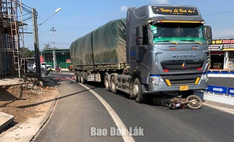 Chuyển hướng không bảo đảm an toàn, người phụ nữ đi xe máy tử vong sau va chạm với xe đầu kéo.