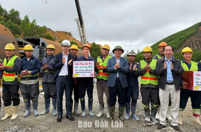 Phó Chủ tịch UBND tỉnh Trương Công Thái thăm và chúc Tết kỹ sư, công nhân trên công trường cao tốc Khánh Hòa – Buôn Ma Thuột