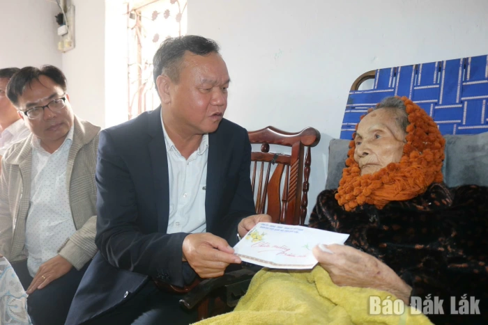 Phó Chủ tịch UBND tỉnh Đào Mỹ thăm, chúc Tết gia đình chính sách ở phường Phú Yên