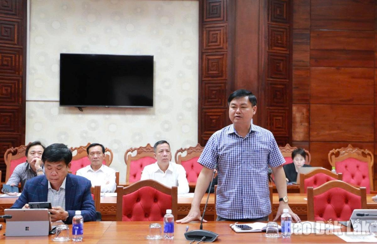 Phó Chủ tịch HĐND tỉnh Đỗ Thái Phong phát biểu tại phiên họp.