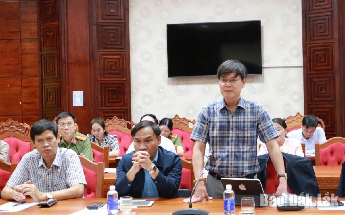 Giám đốc Sở Nội vụ Trương Ngọc Tuấn thông tin thêm một số nội dung về công tác bầu cử tại phiên họp.