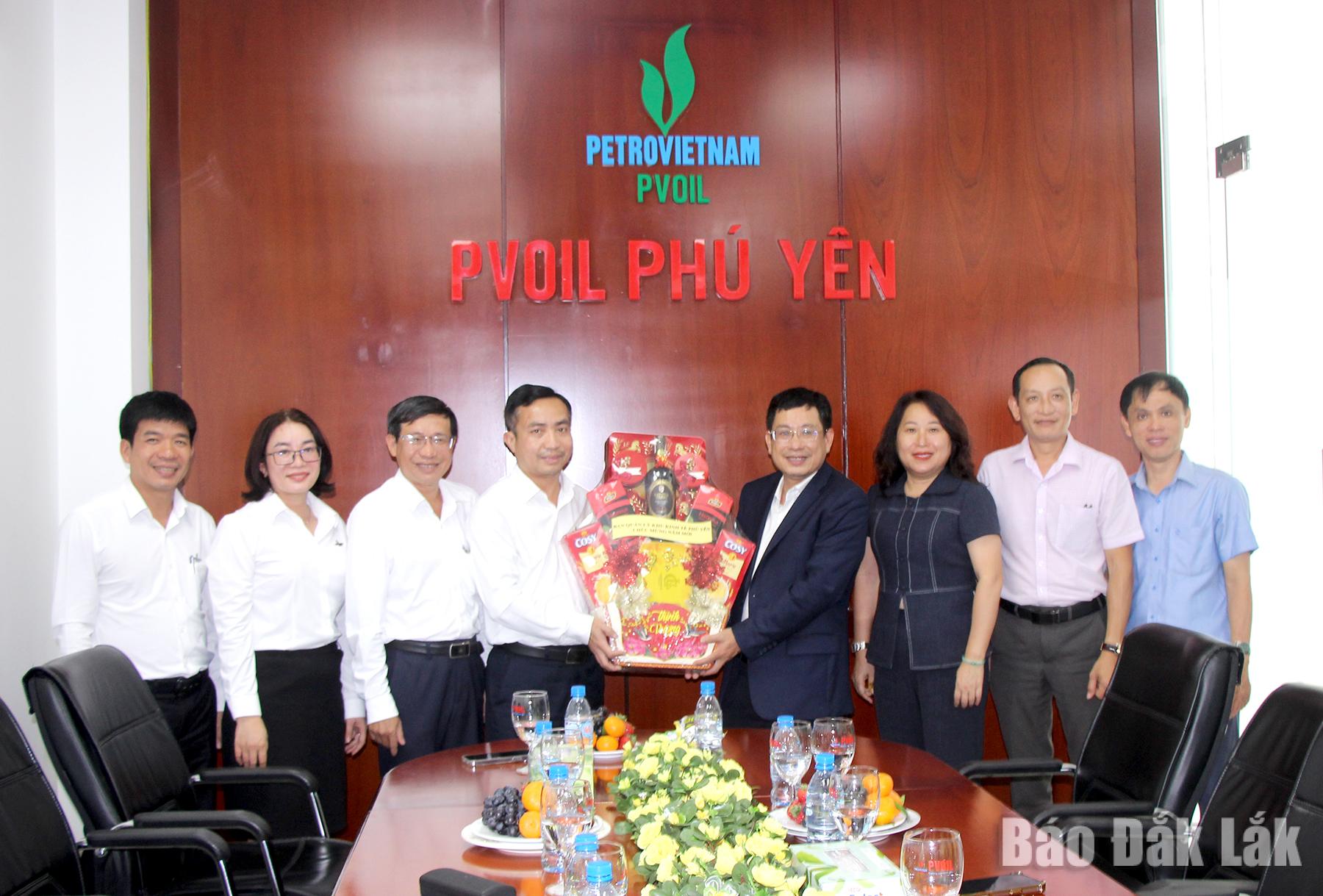 Lãnh đạo Ban Quản lý khu kinh tế Phú Yên tặng quà Công ty Cổ phần xăng dầu dầu khí Phú Yên nhân dịp đầu Xuân Bính Ngọ.