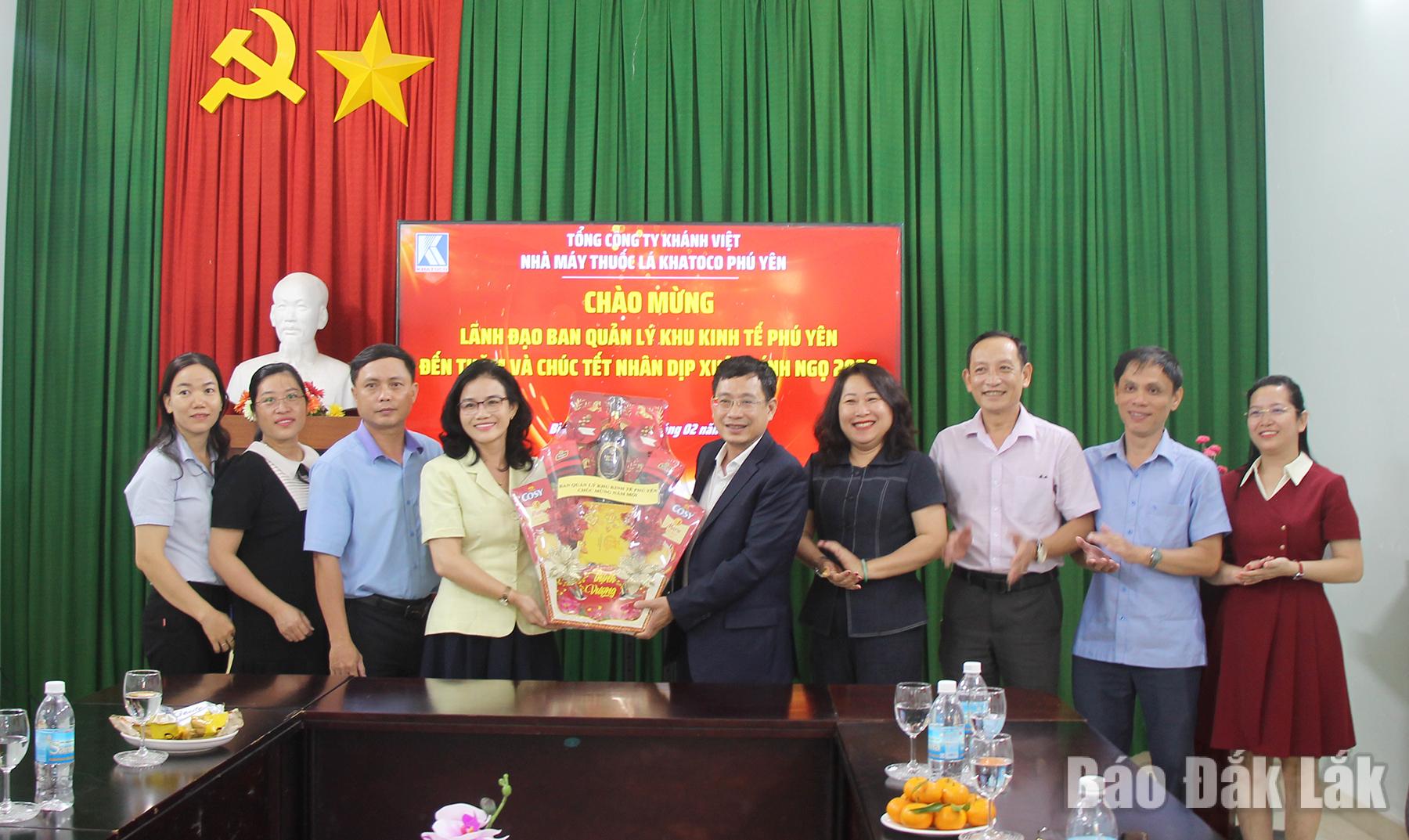 Lãnh đạo Ban Quản lý khu kinh tế Phú Yên tặng quà, chúc Tết lãnh đạo Nhà máy thuốc lá Khatoco Phú Yên.