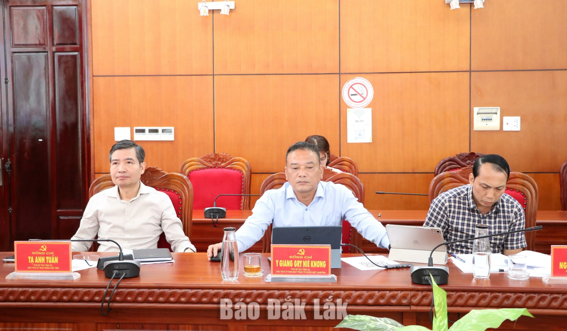 Các đồng chí: Tạ Anh Tuấn, Phó Bí thư Tỉnh ủy, Chủ tịch UBND tỉnh; Y Giang Gry Niê Knơng, Phó Bí thư Tỉnh ủy, Chủ tịch Ủy ban MTTQ Việt Nam tỉnh; Nguyễn Đình Viên, Ủy viên Ban Thường vụ Tỉnh ủy, Chánh Văn phòng Tỉnh ủy tham dự hội nghị.