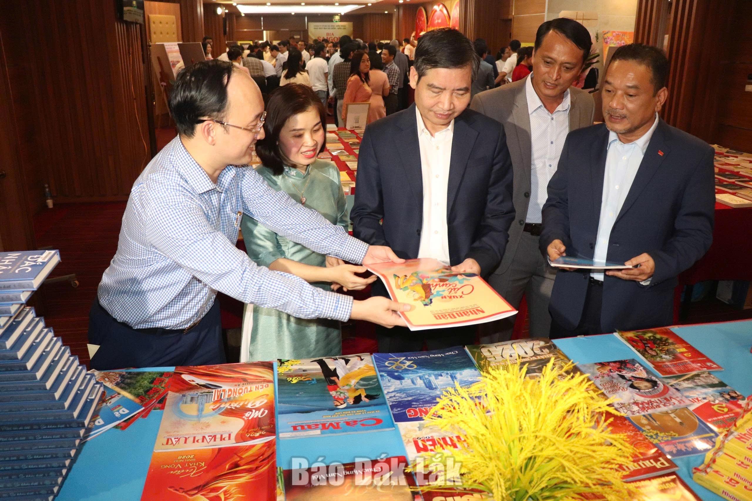 Các đồng chí lãnh đạo tỉnh xem các ấn phẩm báo xuân tại chương trình gặp mặt.