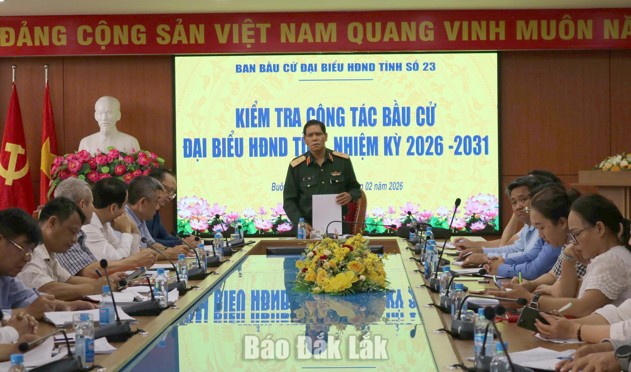 Đồng chí Niê Ta, Trưởng Ban Bầu cử đại biểu HĐND tỉnh đơn vị bầu cử số 23 đánh giá cao tinh thần chủ động, nghiêm túc của phường Buôn Ma Thuột trong công tác chuẩn bị bầu cử.