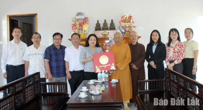 Lãnh đạo tỉnh chúc Tết chức sắc và gia đình chính sách