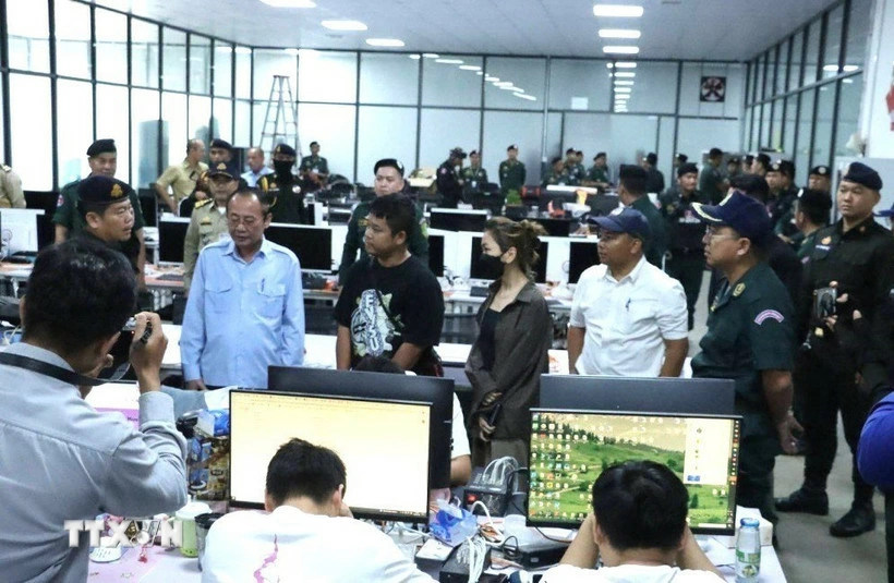 Lực lượng chức năng tỉnh Kratie đột kích một địa điểm tại huyện Snuol được sử dụng làm trung tâm lừa đảo trực tuyến trên địa bàn, bắt giữ hơn 300 người nước ngoài. Ảnh: AKP/TTXVN