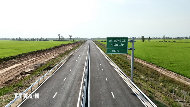 Nhà thầu lắp đặt xong các biển báo, dải dừng xe khẩn cấp tại Km38-40+800, đoạn cao tốc qua địa bàn xã Vĩnh Hanh, tỉnh An Giang. Ảnh: TTXVN